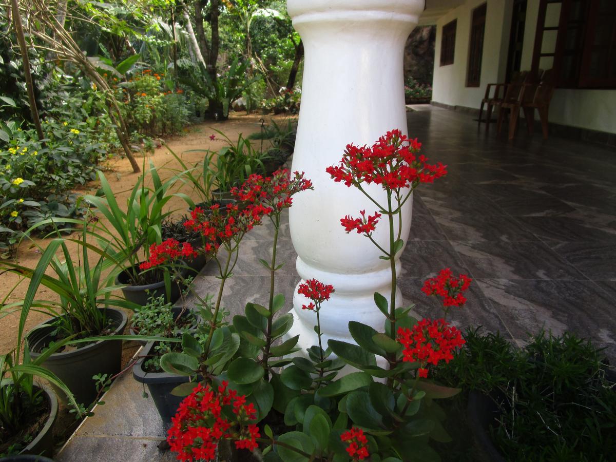 Maneesha Guest House Уелигама Екстериор снимка